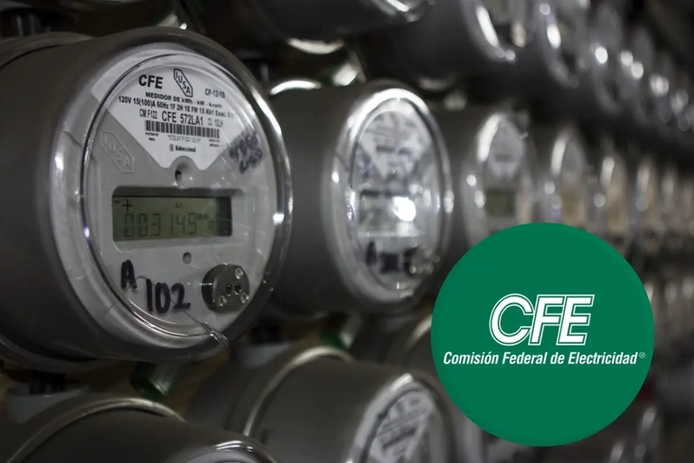 Persona revisando la lectura de un medidor de electricidad de la CFE