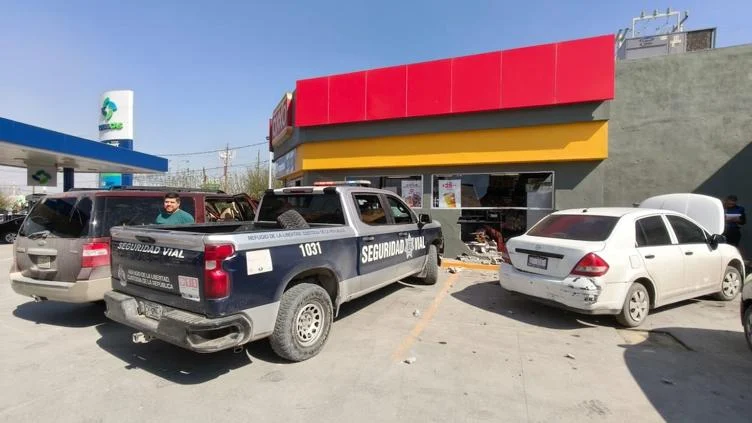 Camioneta Ford Expedition dentro de un Oxxo en Libertad y Municipio Libre de Ciudad Juárez