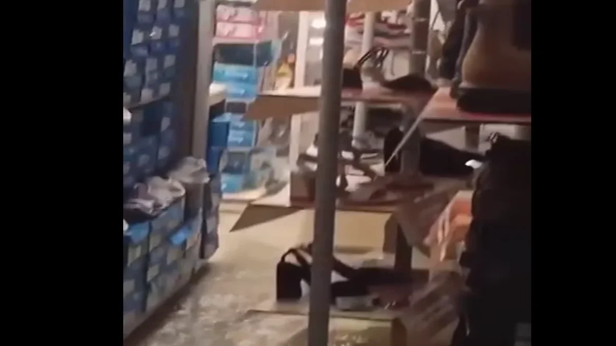 Pasillos inundados en el área de zapatería de Coppel Las Torres en Ciudad Juárez