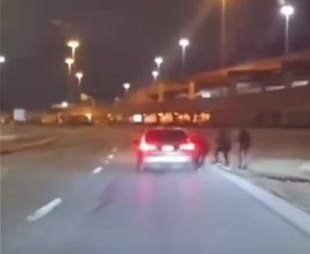 Personas abordan un automóvil detenido en una vía rápida de El Paso durante la noche