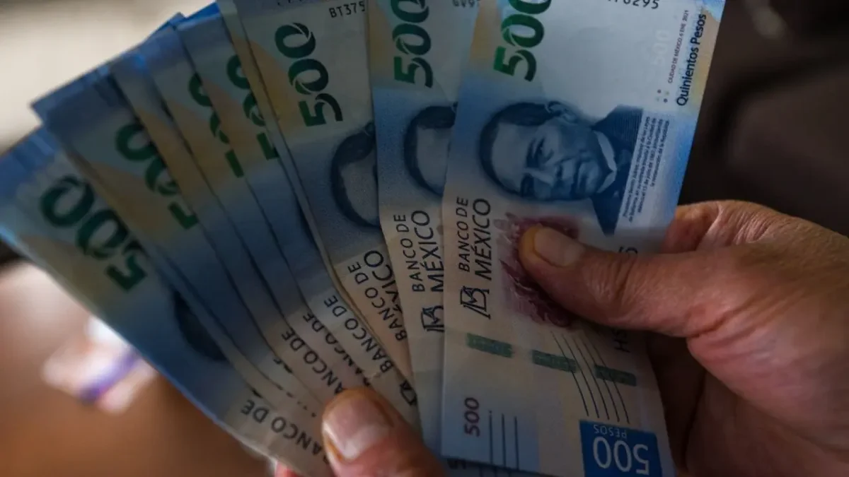 Trabajador consulta la fecha límite para recibir el aguinaldo 2026