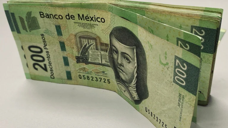 Trabajador calcula el aguinaldo de 2026 con el salario mínimo en México