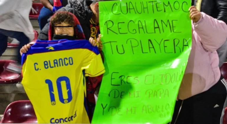 Cuauhtémoc Blanco regala su jersey a un niño en el Estadio Olímpico Benito Juárez