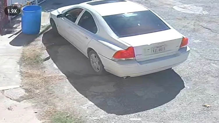 Hombre sube un tambo de basura a un automóvil en la colonia Sicomoros de Ciudad Juárez