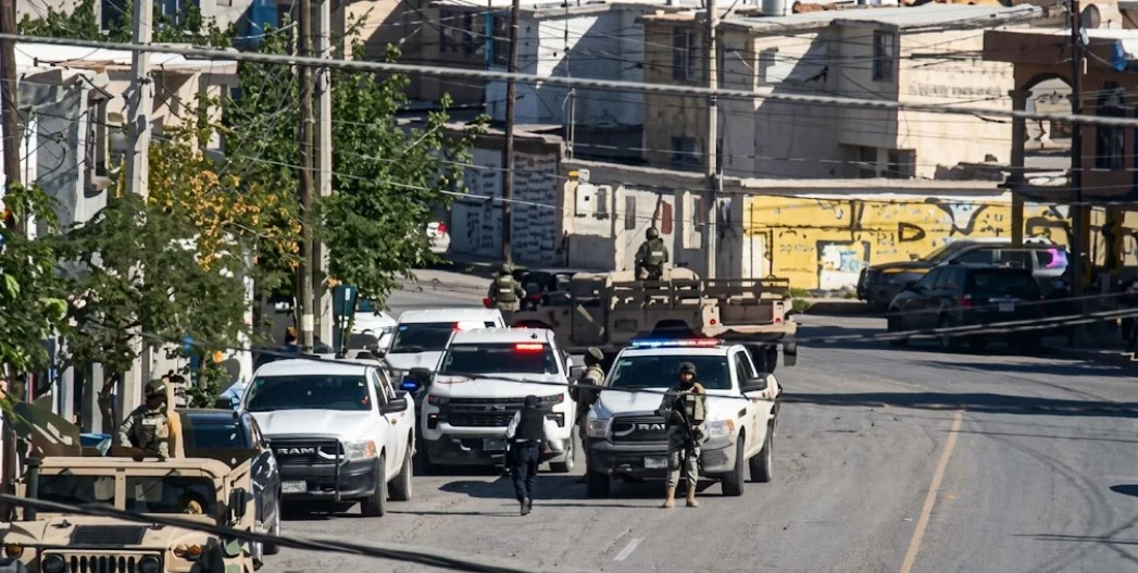 Vehículos militares y unidades policiacas en la calle Hiedra de Infonavit Solidaridad