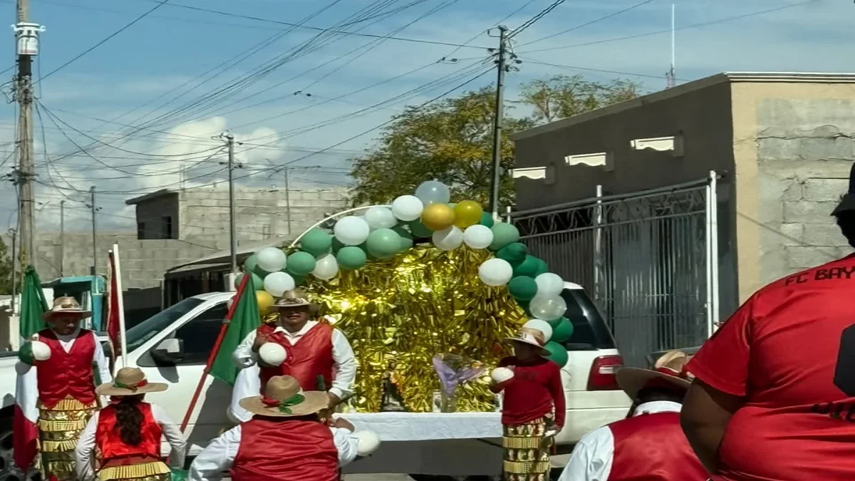 Matachines danzan frente a un altar de San Judas Tadeo en Ciudad Juárez