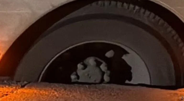 Camión de carga atrapado en un socavón en la colonia Partido Romero de Ciudad Juárez