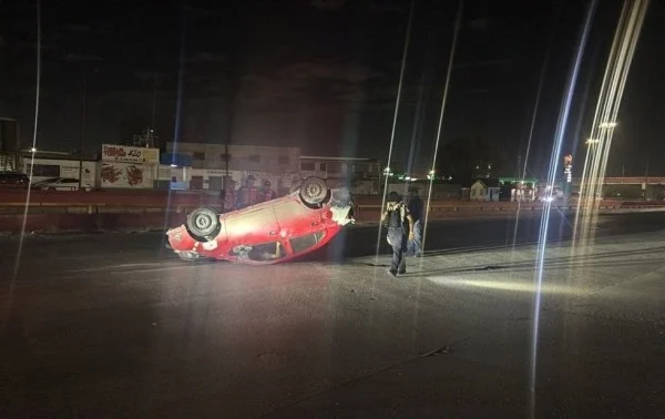 Automóvil volcado cerca de la glorieta del kilómetro 20 en Ciudad Juárez