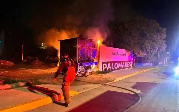 Puesto metálico de comida afectado por un incendio en la colonia Felipe Ángeles de Ciudad Juárez