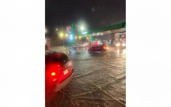 Vehículos varados por encharcamientos en la zona de Los Kilómetros de Ciudad Juárez