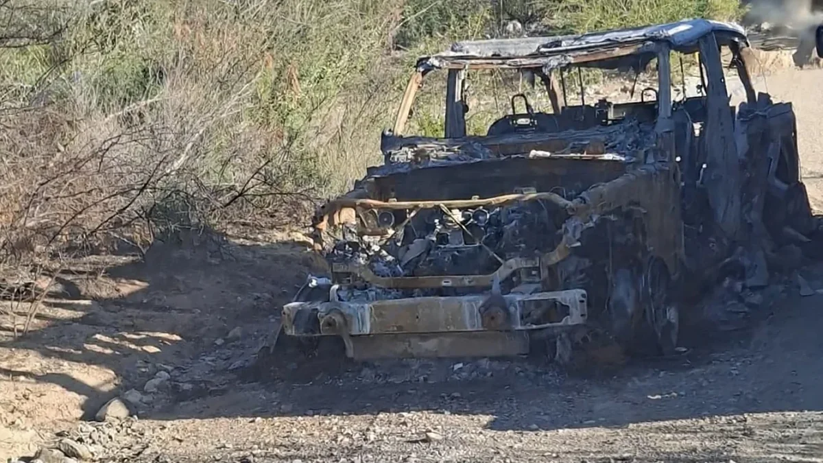 Vehículos calcinados tras una balacera en una zona rural de Aldama, Chihuahua