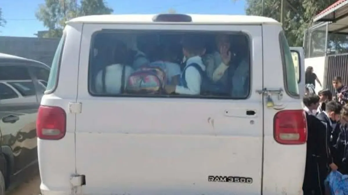 Camioneta señalada como transporte escolar en Loma Blanca, Ciudad Juárez