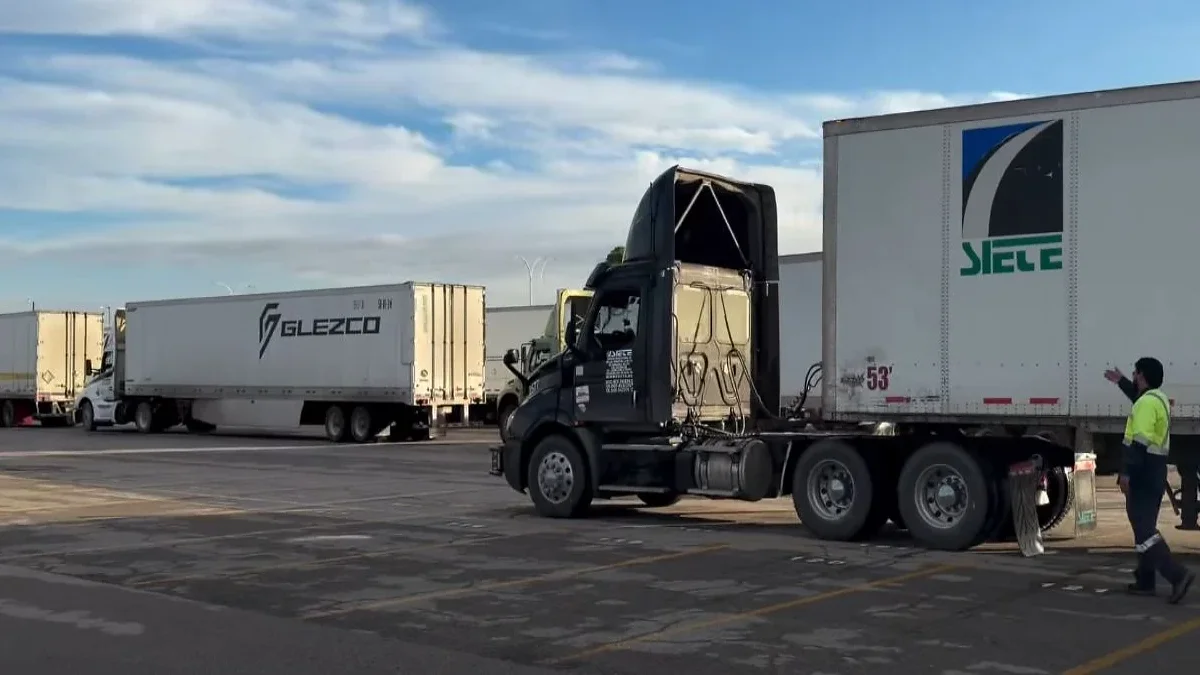 ¡Ahora los tráileres pusieron el tráfico! Caos en la Tecnológico de Juárez