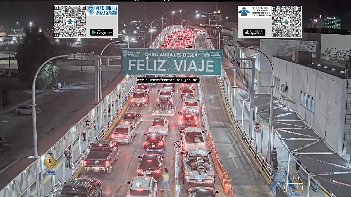 Fila de vehículos rumbo a los cruces internacionales entre Ciudad Juárez y El Paso