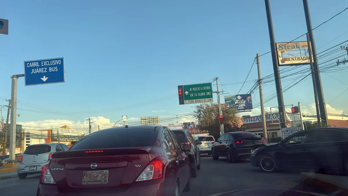Tráfico detenido sobre la avenida Gómez Morín durante la hora pico en Ciudad Juárez