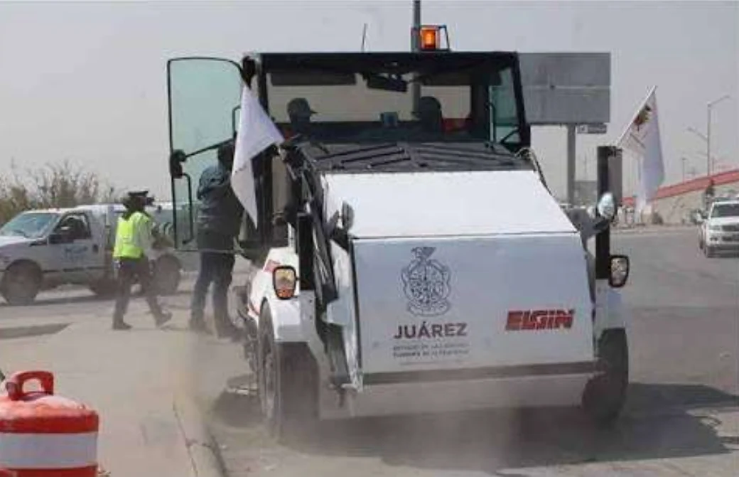 Barredora mecánica preparada para labores de limpieza en calles de Ciudad Juárez