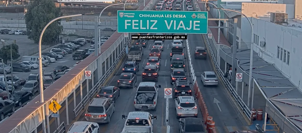 Fila de vehículos en el Puente Zaragoza para cruzar hacia El Paso