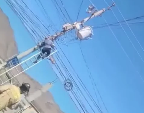 Poste eléctrico donde un hombre sufrió una descarga en la colonia El Niño de Tijuana