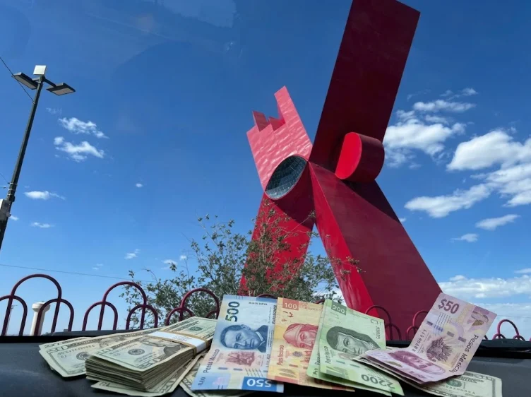 Billetes de dólares y pesos mexicanos en un centro cambiario de Ciudad Juárez