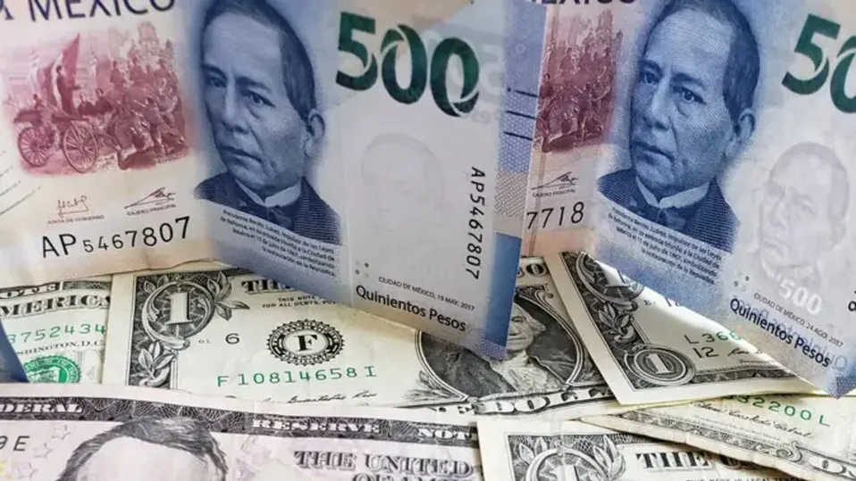 Billetes de dólares y pesos para explicar el efecto del tipo de cambio en Ciudad Juárez