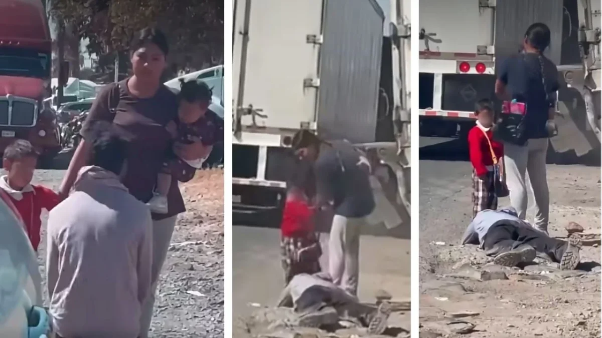 Hombre arrodillado frente a una mujer que carga a un bebé y toma a otro niño de la mano