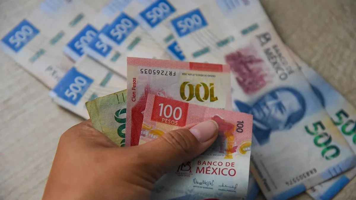 Cotización del peso mexicano frente al dólar durante una jornada financiera