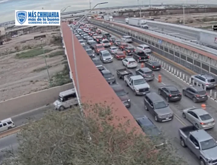 Largas filas de vehículos en un cruce internacional de El Paso hacia Ciudad Juárez