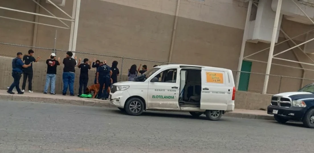 Policías revisan a jóvenes junto a una camioneta de Elotelandia en la calle González Bocanegra de Ciudad Juárez