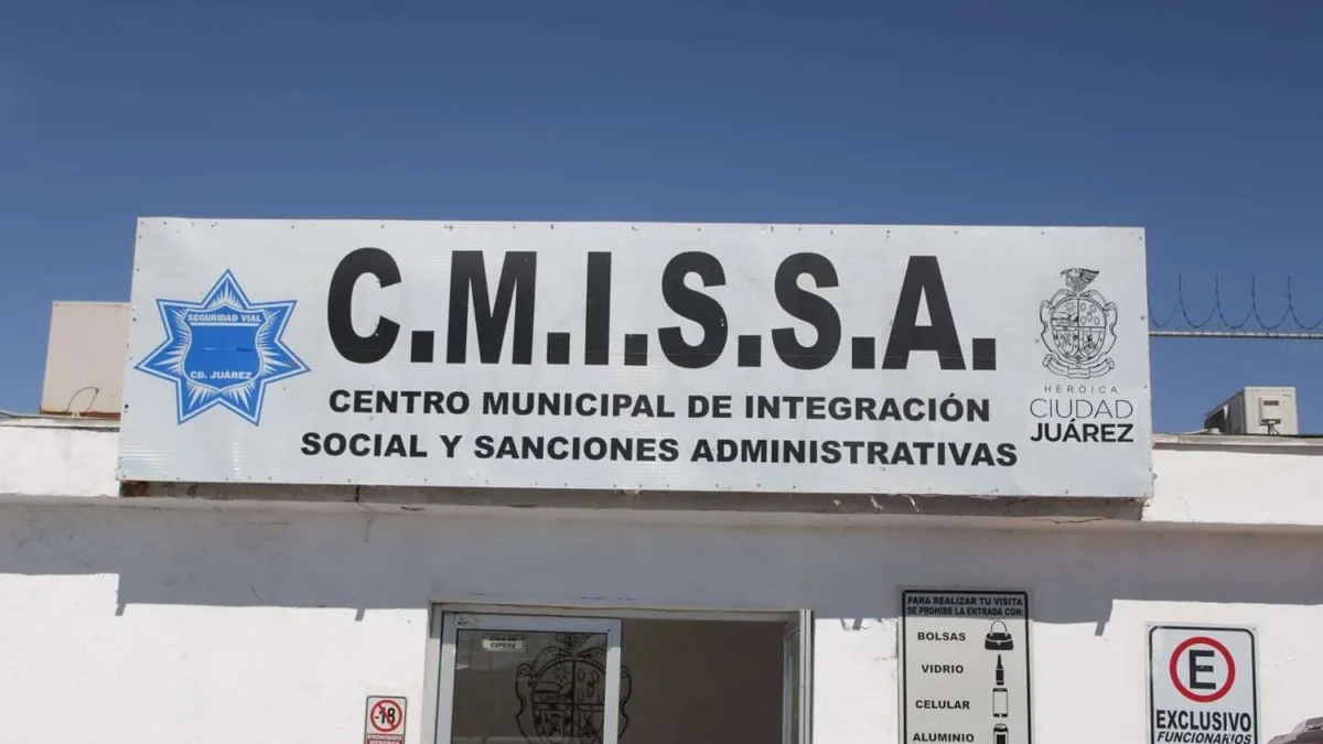 Agentes de Seguridad Vial durante un operativo contra conductores ebrios en Ciudad Juárez