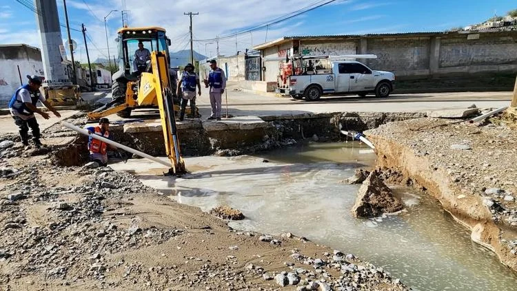 Cuadrilla de la JMAS repara una tubería de agua potable dañada por las lluvias en Ciudad Juárez