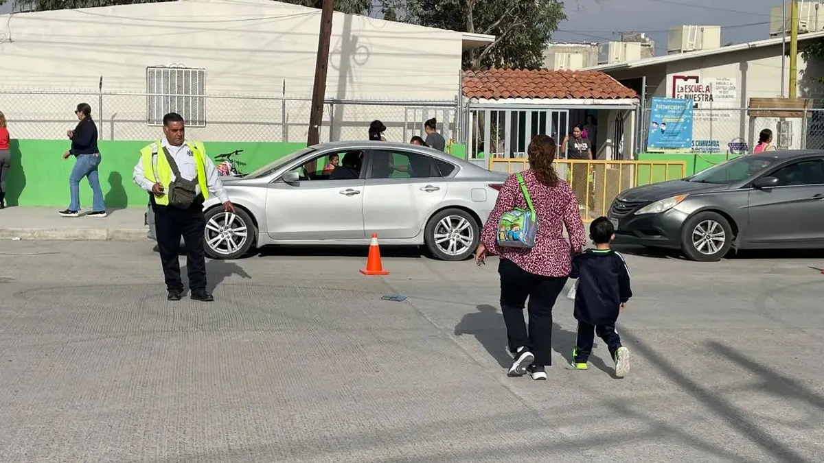 Estudiantes ingresan a una escuela de nivel básico en Ciudad Juárez