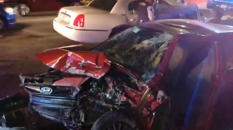 Vehículos involucrados en choque múltiple sobre avenida Ejército Nacional en Ciudad Juárez