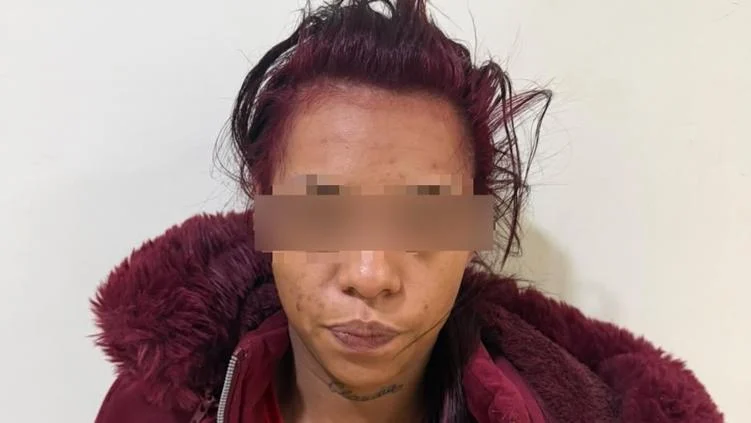 Mujer detenida durante operativo contra el narcomenudeo en la colonia Las Haciendas