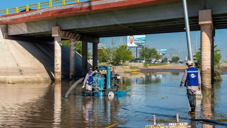 Maquinaria de la JMAS realiza labores de desagüe bajo el puente Centauro de Ciudad Juárez