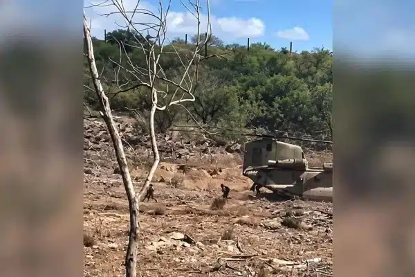 Helicóptero militar utilizado para trasladar soldados hacia el Río Bravo