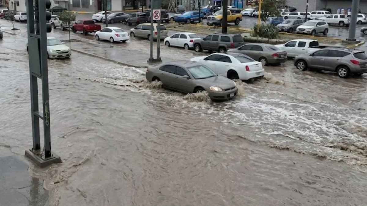Encharcamientos en avenida de los Aztecas y calle Cemento tras lluvia en Ciudad Juárez