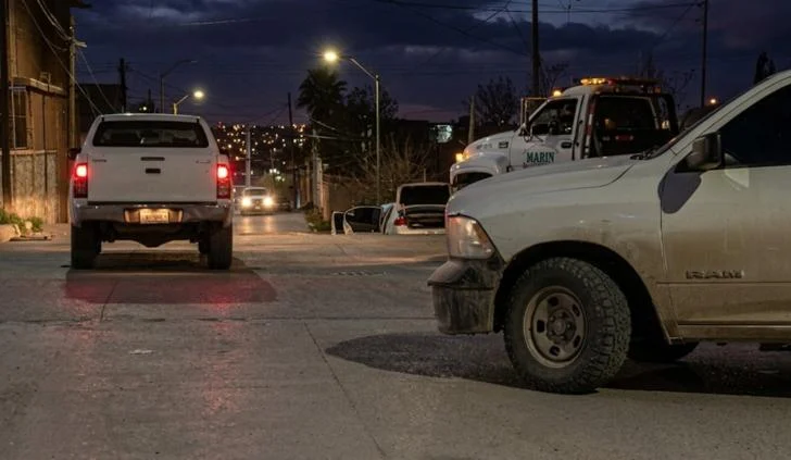 Corporaciones de seguridad durante cateo en una vivienda de la colonia Insurgentes de Ciudad Juárez