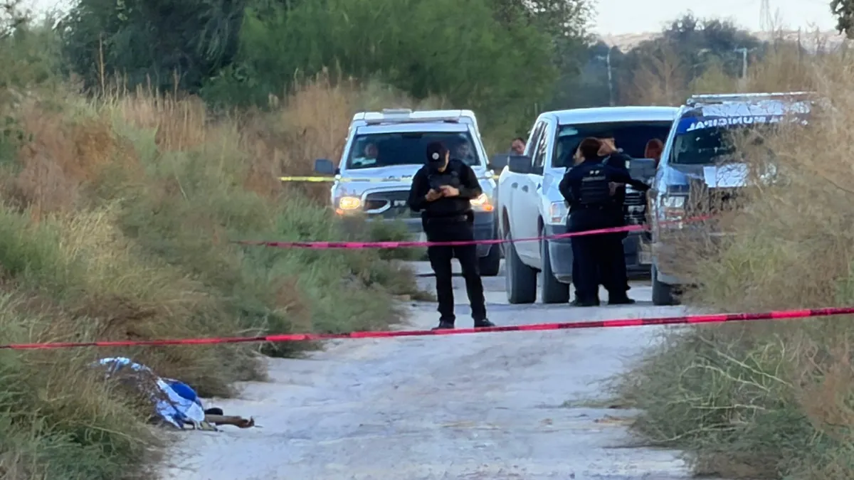 Zona acordonada tras localización de un hombre sin vida en la carretera Juárez-Porvenir