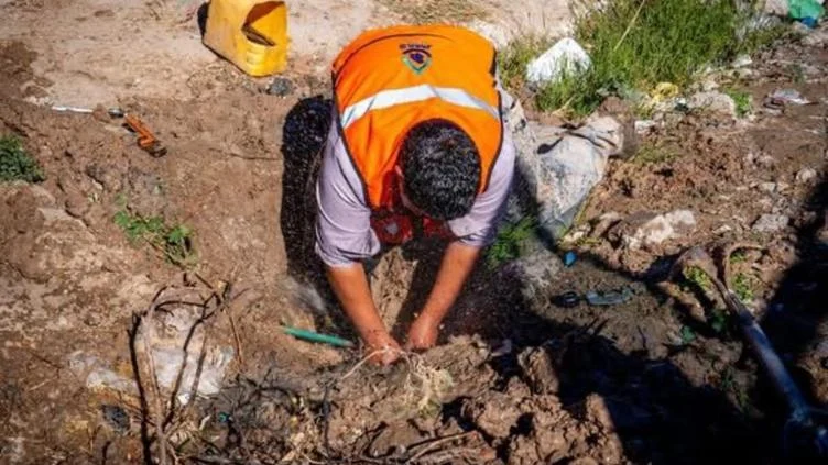 Trabajos de la JMAS para reparar una fuga de agua en Ciudad Juárez