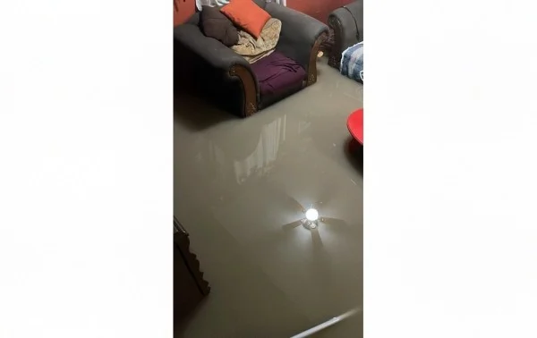 Agua acumulada en una vivienda del fraccionamiento Gardeno Residencial en Ciudad Juárez