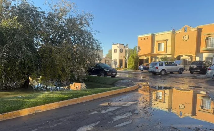 Trabajos de desagüe de Bomberos en Gardeno Residencial de Ciudad Juárez