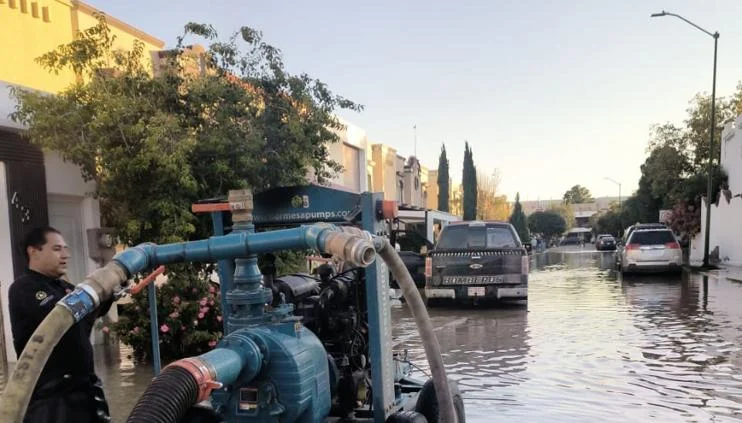 Viviendas afectadas por inundaciones y humedad en el fraccionamiento Gardeno de Ciudad Juárez