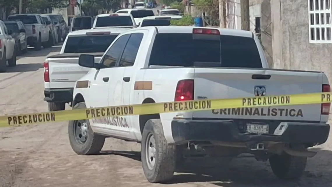 Unidades de la Fiscalía durante un cateo en la colonia 16 de Septiembre de Ciudad Juárez