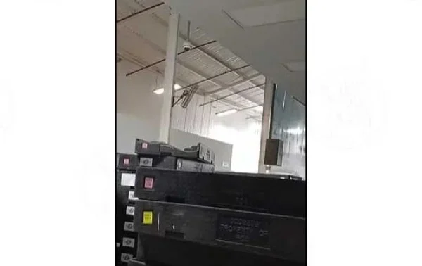 Daños en el techo de una maquiladora después de las lluvias con granizo en Ciudad Juárez