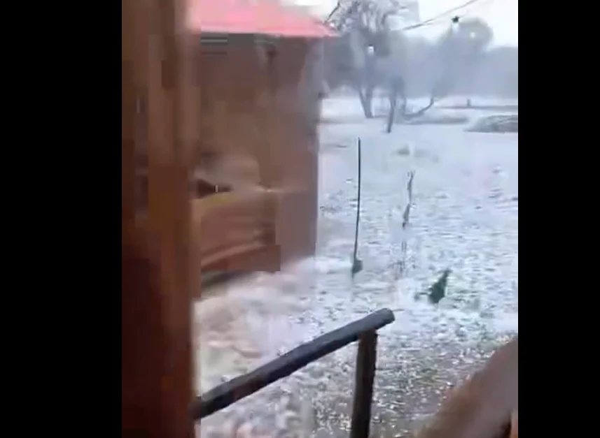 Acumulación de granizo en patios y caminos del municipio de Guerrero, Chihuahua