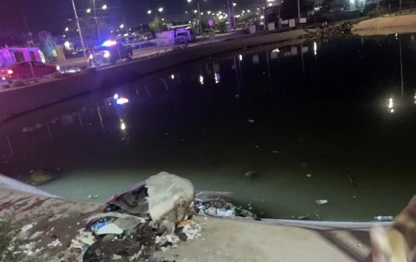 Automóvil Nissan Versa dentro de un dique lleno de agua en Parajes de Oriente