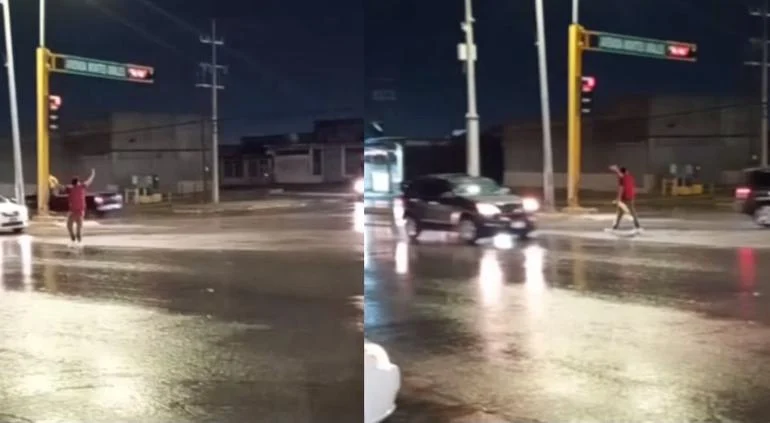 Joven dirige el tráfico por falla de semáforos en Ciudad Juárez