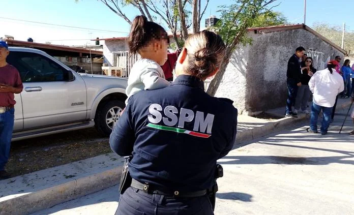 Policías municipales resguardan a niña extraviada durante Cruzada en Ciudad Juárez