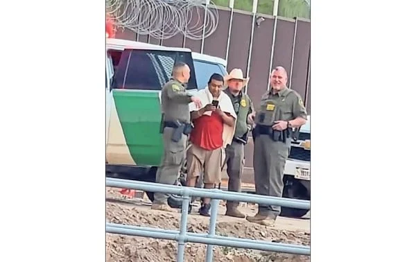Vehículo arrastrado por una corriente de agua cerca del monumento al Cigarro en Ciudad Juárez