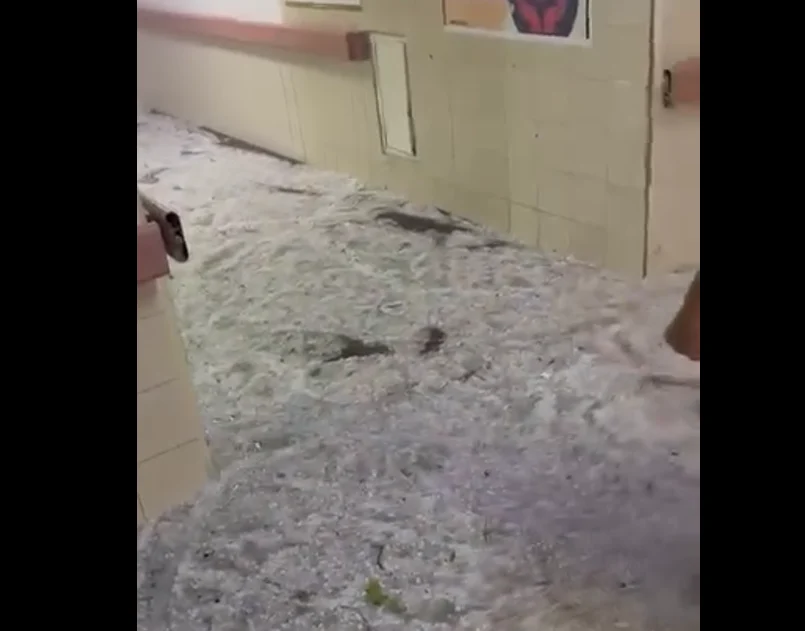 Pasillo de la Clínica 6 del IMSS cubierto de granizo y agua en Ciudad Juárez